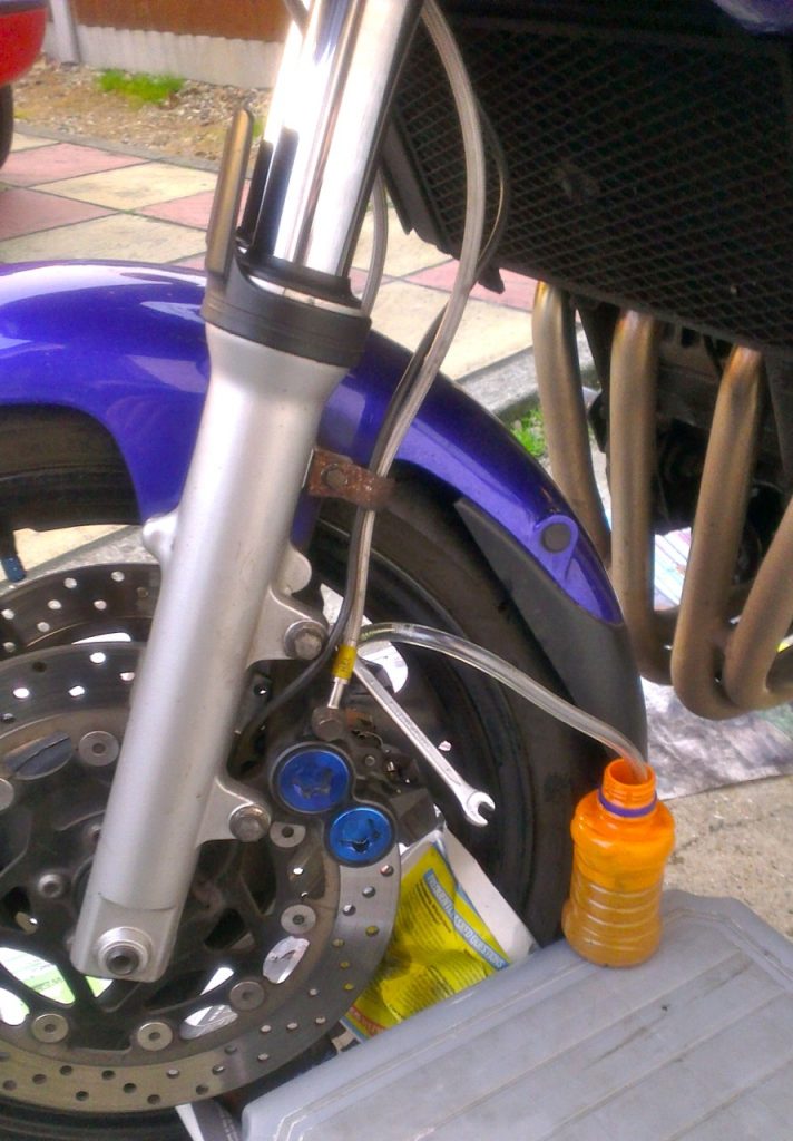 FZS600-Brake-Bleeding-1