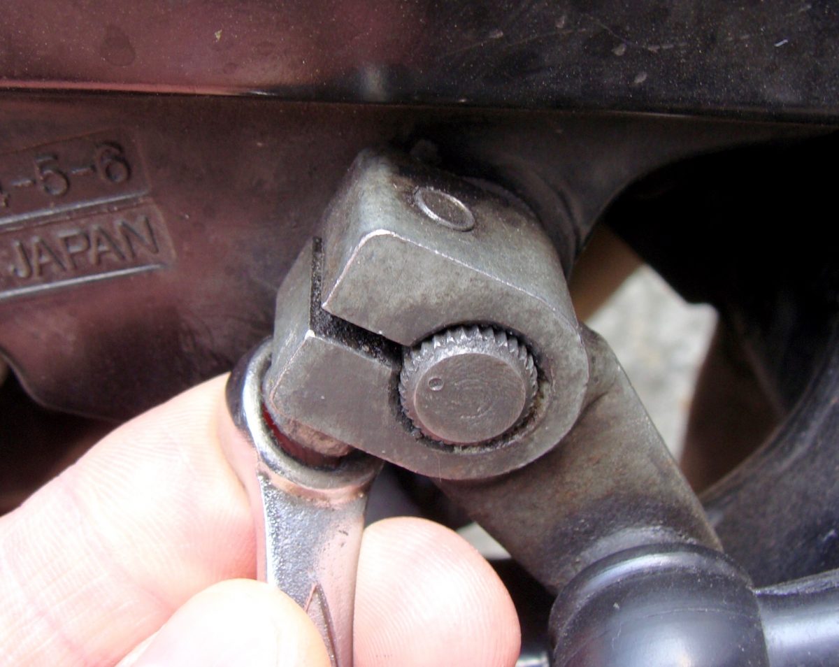 Replacing Clutch Cable on Yamaha Fazer FZS600 Beginner Biker Adventures